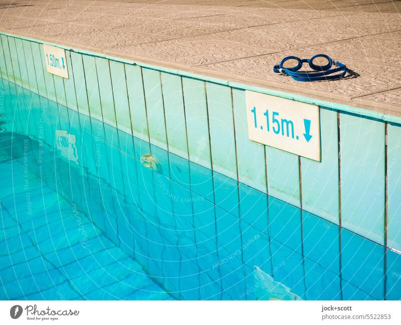 Schwimmbrille liegt am Schwimmbecken Beckenrand blau Fliesen u. Kacheln Menschenleer Strukturen & Formen Sonnenlicht Wasseroberfläche Ferien & Urlaub & Reisen