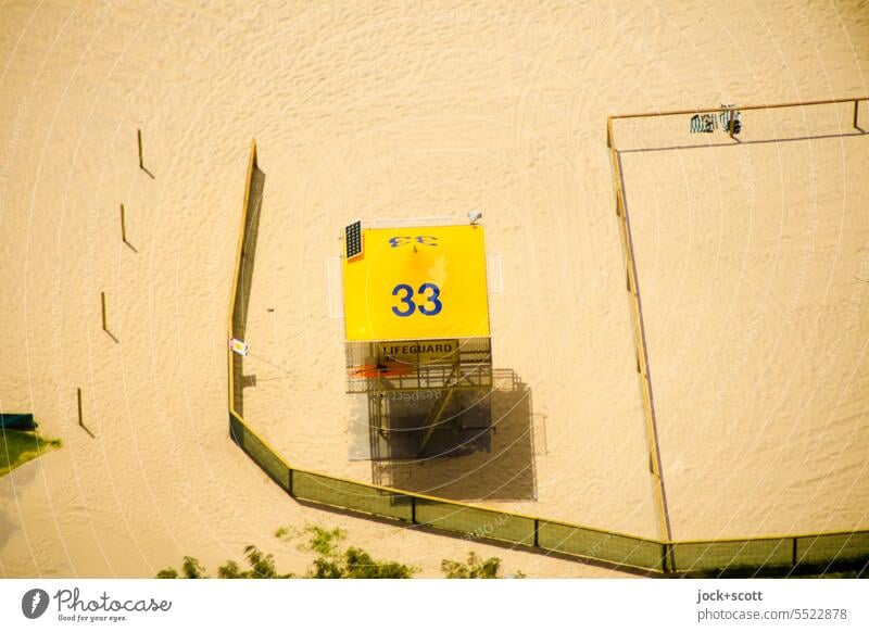 Lifeguard 33 Rettungsschwimmer Strandsicherheit Vogelperspektive Sommer Ferien & Urlaub & Reisen Überwachungsturm Nummer Pazifikstrand Hintergrundbild