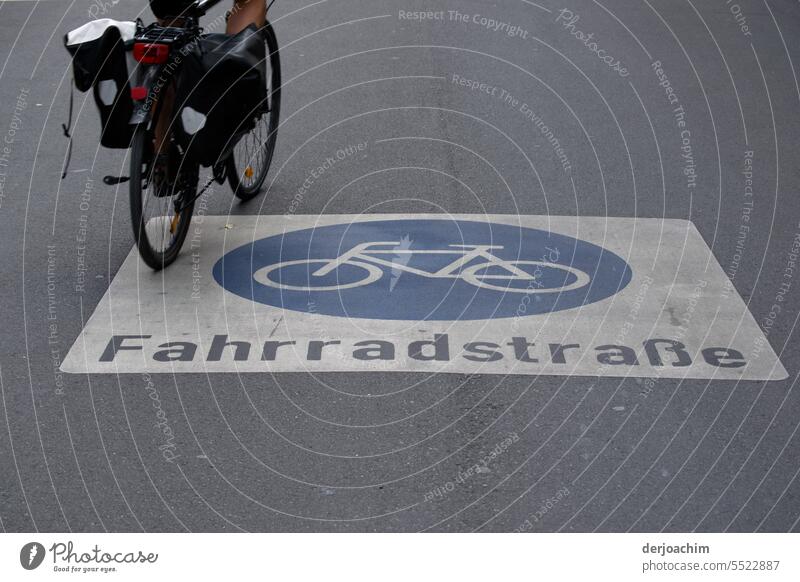 Ein Fahrrad  fährt Vorbildlich auf der Makierten Fahrrad Straße. Fahrradstrasse Verkehrswege Asphalt Schilder & Markierungen Wege & Pfade Menschenleer Zeichen