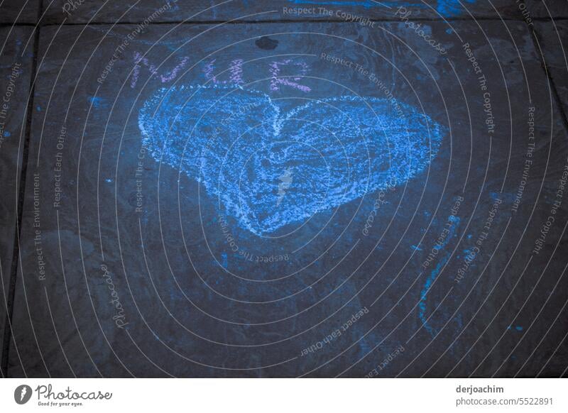 Ein blaues gemaltes ( Nur) Herz mit Kreide auf dem Asphalt gemaltes Herz Romantik Gefühle Liebesbekundung herzlich Zeichen Sympathie Symbole & Metaphern