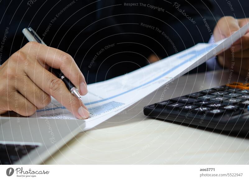 Businessperson Überprüfung von Dokumenten mit Stift, Analyse von Daten auf Diagramm Bericht Statistik und Diagramm Finanzen, Budget, Investitionen, Buchhalter, Diagramm auf dem Schreibtisch.