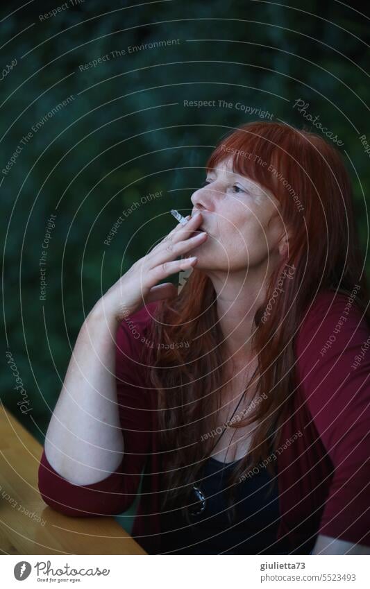 Drinkje bej Inkje | Rauchpause, Frau mit langen roten Haaren zieht genüsslich an ihrer Zigarette Porträt Frauen mittleren Alters langhaarig rote Haare Rauchen