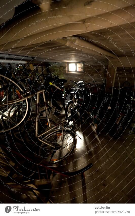 Fahrradkeller Parkplatz abstellplatz abstellraum dunkel fahrrad fahrradkeller fahrradunterstand freizeit individualverkehr kellerraum mehrfamilienhaus mieter