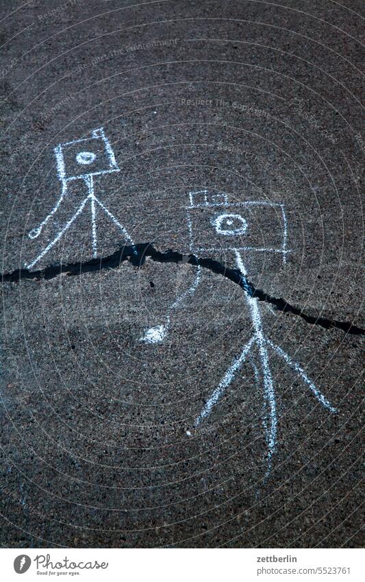 Zwei Kameras aus Kreide aussage begriff botschaft gesprayt grafitti grafitto hstabe illustration kinderzeichnung kreide kreidezeichnung kunst mauer message