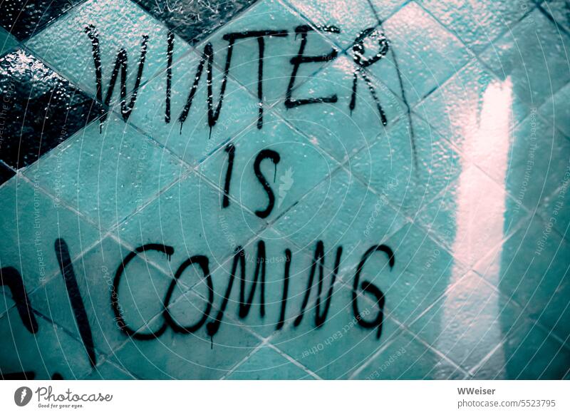 der nächste Winter kommt bestimmt kommen kalt kälter kommend Ankündigung bedrohlich Warnung Wand schreibend Graffiti Wörter Englisch verfasst Kacheln grün blau