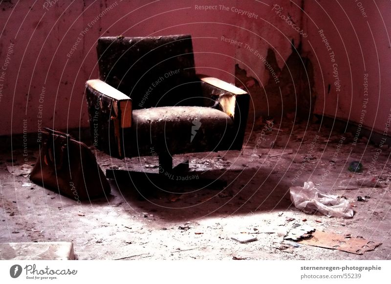 rosa. Sessel Einsamkeit Aktenkoffer Tasche kaputt verfallen Vergänglichkeit Zeit Verfall alt dreckig Schatten