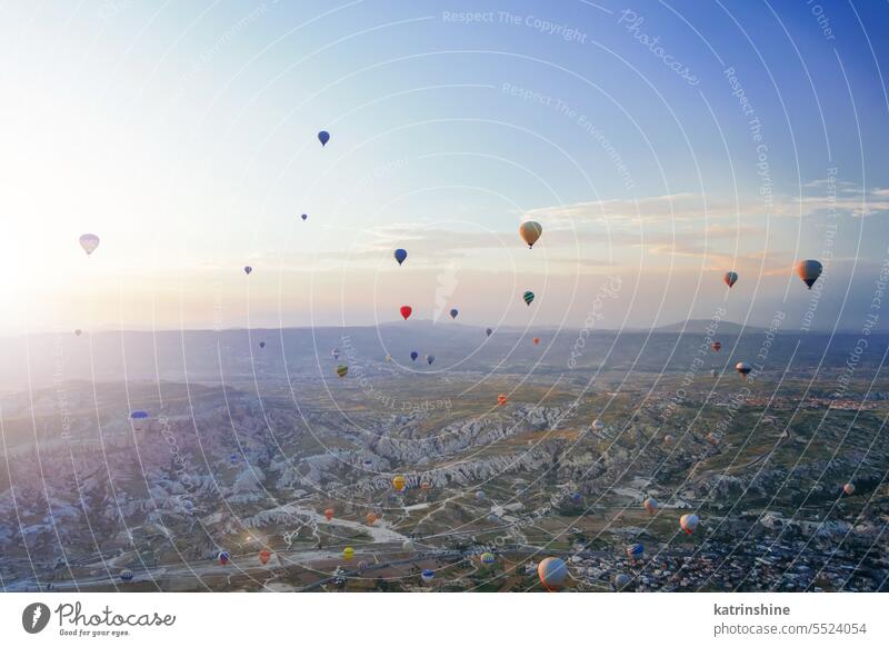 Schöne Morgenszene mit Heißluftballons fliegen über Kappadokien bei Sonnenaufgang, Türkei Truthahn Liebestal Cappadocia Ballone Flug Landschaft Tal Goreme Park