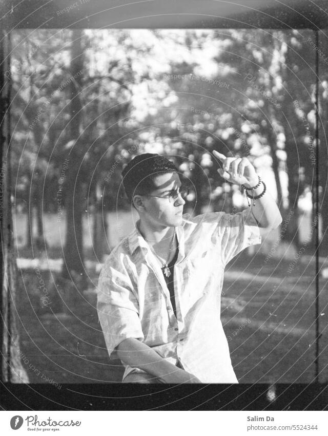 Schwarz-weißes ästhetisches Porträt Filmmaterial Filmfotografie Filmlook Schwarzweißfoto schwarz auf weiß Sonnenlicht Ästhetik sonnig versenkt selbstbewusst