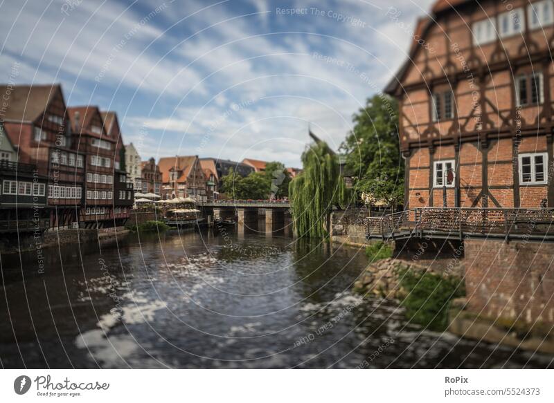 Historischer Hafen von Lüneburg in Miniaturansicht. Altstadt Straße Pflaster Gasse urban mittelalter medieval Morgenstimmung Dämmerung Pflastersteine Siedlung