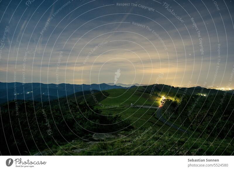 Baskische Landschaft mit Sternen und Mond am Nachthimmel, Aiako Harria, Gipuzkoa, Baskenland, Spanien Hügel Wiese reisen Wald Erbsen de aya oiartzun