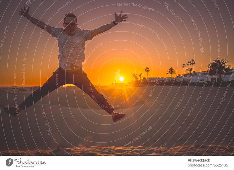 springender Mann mittleren Alters in den Dünen MasPalomas auf Gran Canaria im Sonnenuntergang Azoren Insel Urlaub Urlaubsfoto Urlaubsort Urlaubsstimmung Sommer
