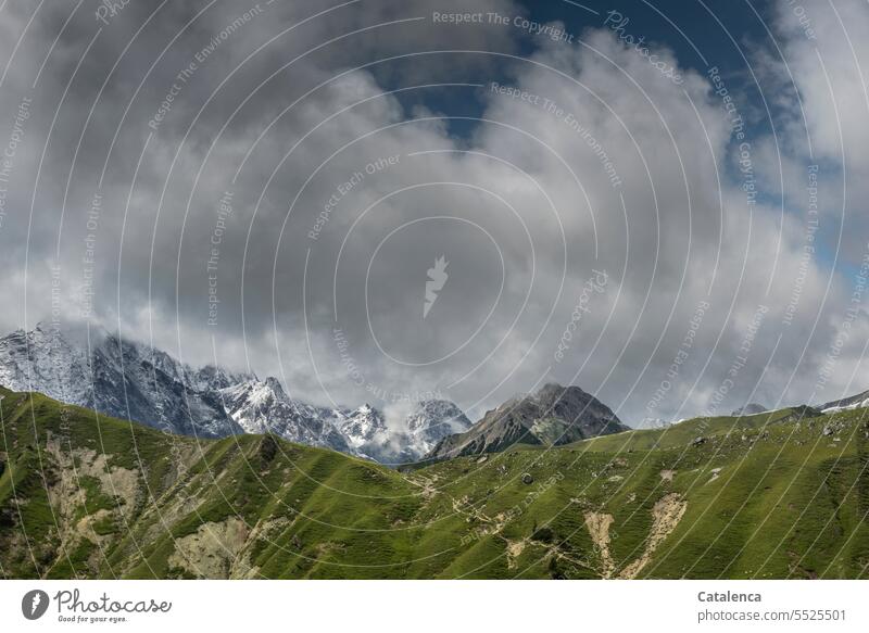 Berglandschaft mit bewölktem Himmel Schönes Wetter Menschenleer Natur Tag Felsen Umwelt Schneebedeckte Gipfel Berge Gebirge Landschaft Wolken Alpen