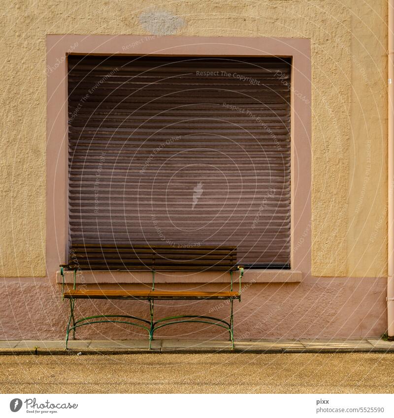Bank auf Bürgersteig vor geschlossenem Fenster in Italien Rolladen Fassadenanstrich Siesta Ruhepause Pause ausruhen Holzbank Streifen horizontal Quadrat