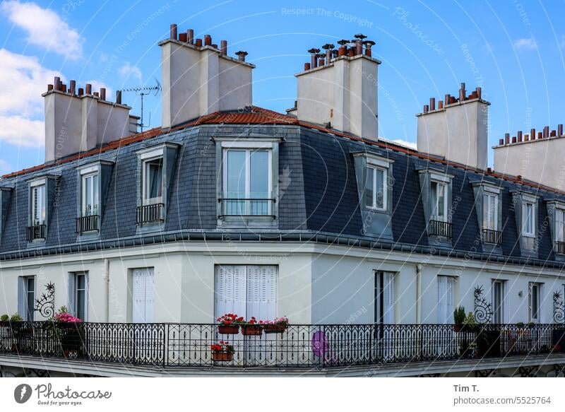 Oben in Paris Farbfoto Sommer Frankreich Architektur Schornstein Dach Haus Stadt Hauptstadt Tag Gebäude Außenaufnahme Menschenleer Bauwerk Stadtzentrum Himmel