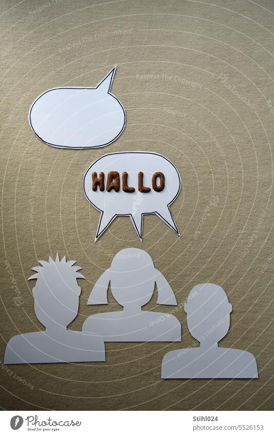 grafisch: Drei Kinder fragen "Hallo" in Sprechblase - Antwort? HAllo Dialog Gespräch Gruppe Menschen Mädchen Junge Silhouette Piktogramm Zöpfe Teppich hellbraun