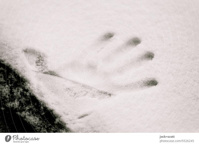 Abdruck einer rechten Hand auf schneebedeckter Fläche rechts Schnee Winter Frost Oberfläche kalt Hintergrund neutral Monochrom Motorhaube Hintergrundbild