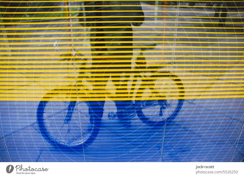 immer wieder | mit dem Rad unterwegs Jalousie Fahrrad Fenster Lifestyle Mann Radfahrer Radfahren Silhouette Reflexion & Spiegelung urban blau gelb Biker