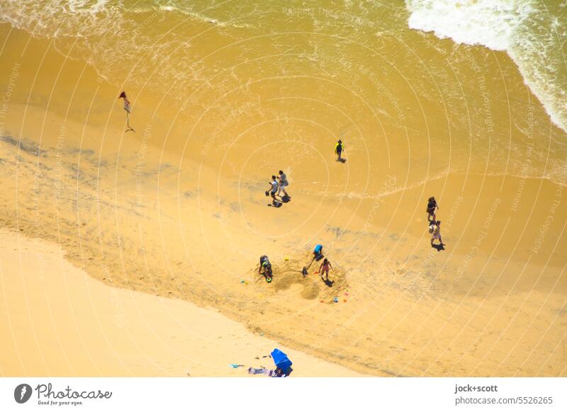 bauen einer Sandburg aus der Vogelperspektive Pazifikstrand Ferien & Urlaub & Reisen Sommerurlaub Strand Freizeit & Hobby Spielen Kindheit Erholung Sonnenlicht