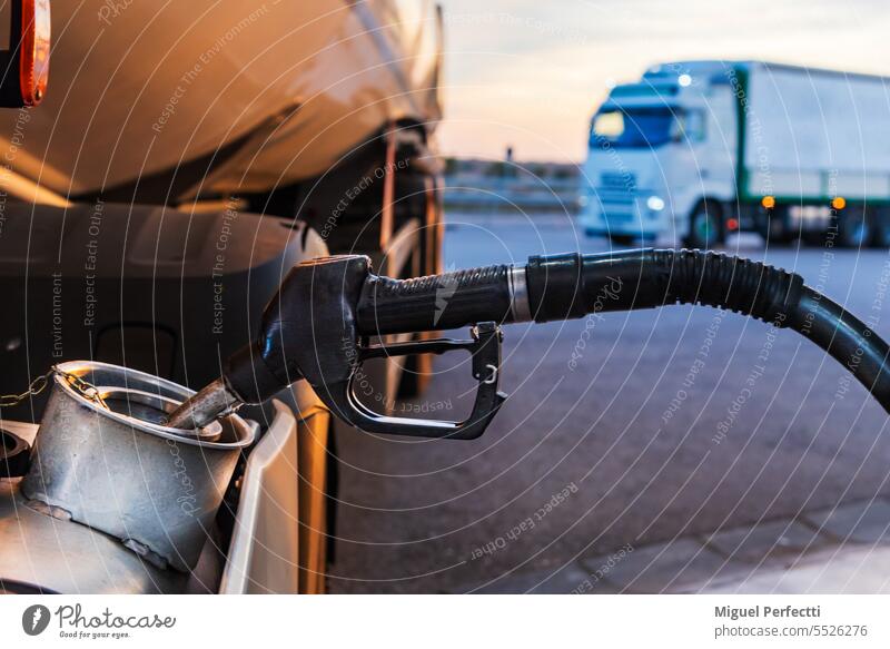 Dieselzapfpistole einer Tankstelle beim Befüllen eines Lkw-Tanks, Nahaufnahme. Brennstoff Tülle Lastwagen Verkehr Betankung Brotbelag Benzin Routine Fahrzeug