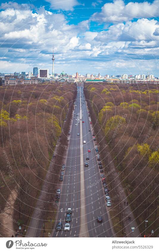 Blick auf die Skyline von Berlin bei wolkigem Himmel im Frühjahr Berliner Fernsehturm ausblick Ausblicke weite Ferne Panorama (Aussicht) Panoramablick Wald