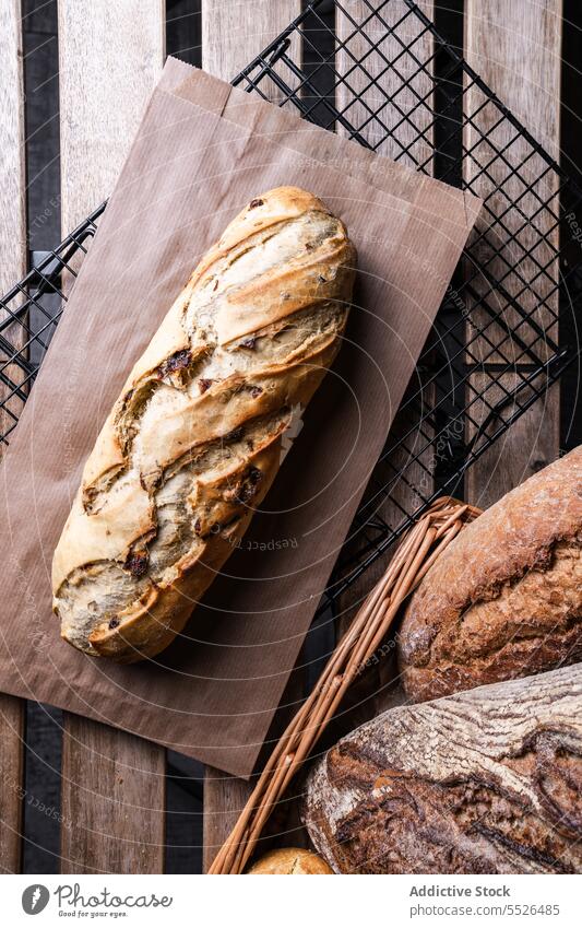 Frisches Brot auf dem Tablett Brotlaib Vollkorn gebacken Kruste Lebensmittel appetitlich lecker frisch kulinarisch Knusprig Küche Produkt geschmackvoll