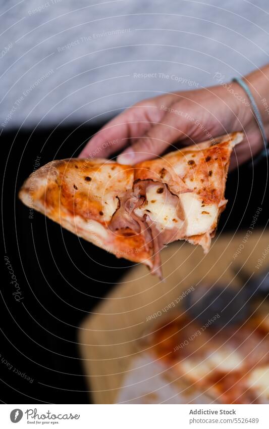 Unbekannte Person hält leckeres Pizzastück in der Hand gebacken Tomate Lebensmittel Spielfigur geschmackvoll Mahlzeit frisch appetitlich Scheibe selbstgemacht