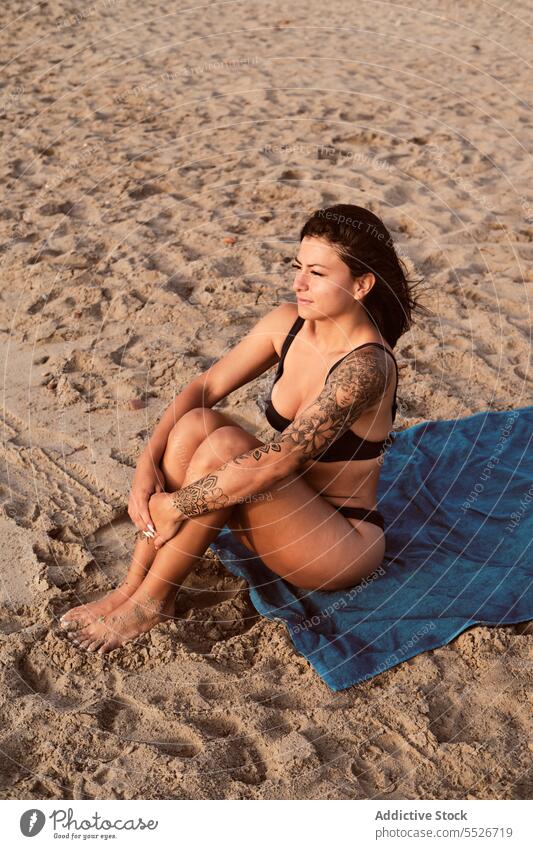 Sinnliche Frau im Bikini sitzt am Sandstrand verführerisch sinnlich sexy Strand Urlaub sich[Akk] entspannen nachdenken ruhen Sommer Feiertag Badebekleidung jung