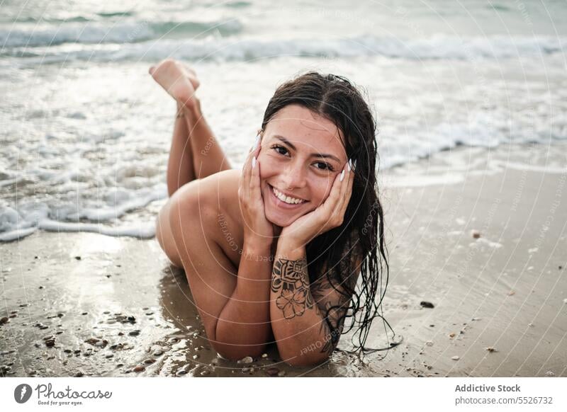 Sinnliche Frau am Meeresufer liegend Gesäß oben ohne MEER Strand genießen schäumen Glück sich[Akk] entspannen Urlaub Sommer jung Vergnügen Küste ruhen