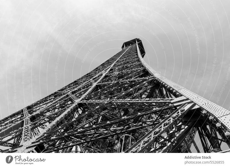 Hoher berühmter Turm unter klarem Himmel Konstruktion bügeln Geometrie Wahrzeichen Architektur Tour d'Eiffel Metall Denkmal hoch Struktur Erbe Gebäude