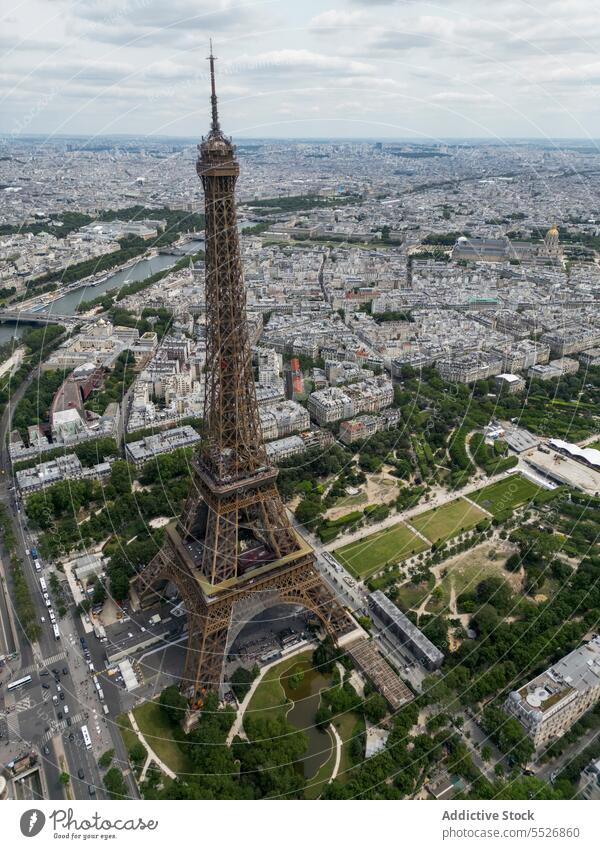 Der berühmte Eiffelturm an einem bewölkten Tag Tour d'Eiffel Stadtbild Paris Wahrzeichen Sightseeing Fluss Tourismus reisen anziehen Ausflugsziel Großstadt