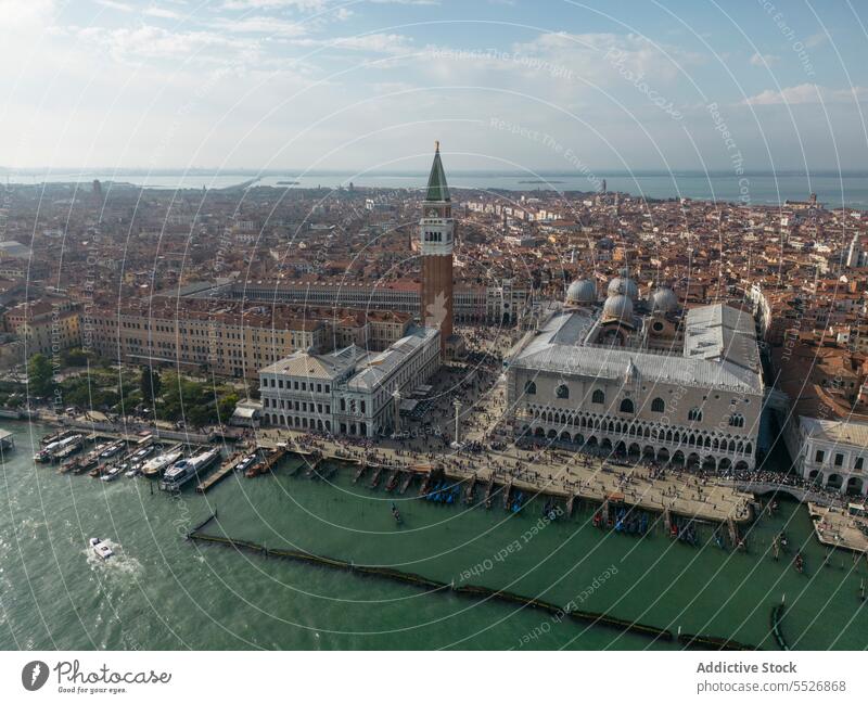 Luftaufnahme der Küstenstadt bei Tageslicht Venedig Stadtbild Großstadt Wahrzeichen Sightseeing MEER Wasser Tourismus reisen Insel anziehen Ausflugsziel berühmt
