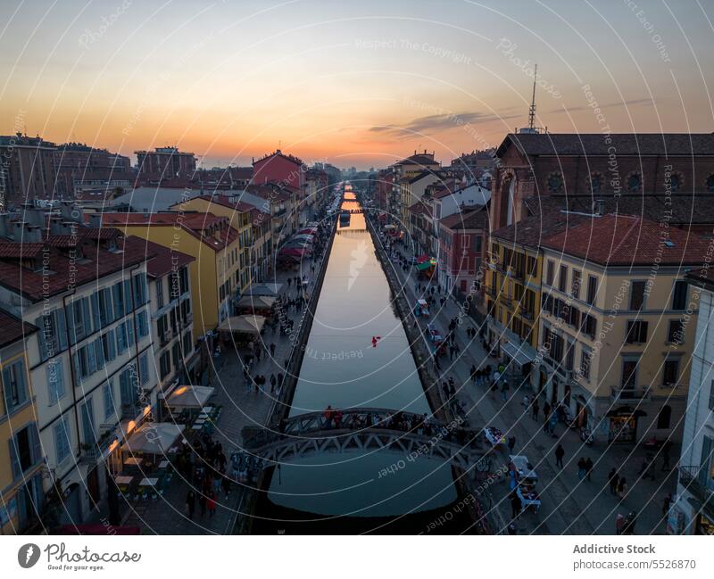 Altstadt mit Gebäuden am Kanal in der Abenddämmerung Stadtbild Venedig Großstadt Sightseeing Brücke Wahrzeichen Wasser reisen Tourismus anziehen Ausflugsziel