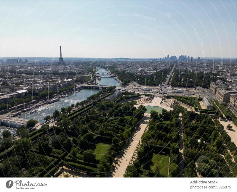 Stadtbild von Paris mit Marsfeld champ de mars Tour d'Eiffel Wahrzeichen Sightseeing marsfeld Tourismus reisen Ausflugsziel anziehen Gebäude Großstadt berühmt
