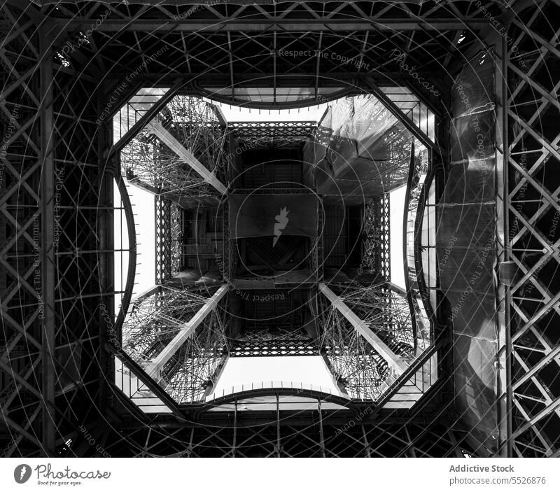Konstruktion eines hohen Metallturms mit ebenen Seiten Turm Wahrzeichen Architektur Tour d'Eiffel Struktur Geometrie Erbe Gebäude Frankreich Paris Symbol