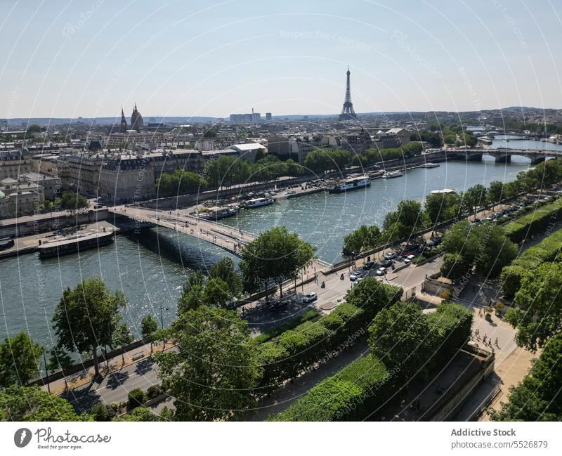 Malerische Stadtlandschaft mit Brücke über den Fluss im Sonnenlicht Stadtbild Tour d'Eiffel Paris Wahrzeichen Sightseeing Tourismus reisen alexandre iii brücke