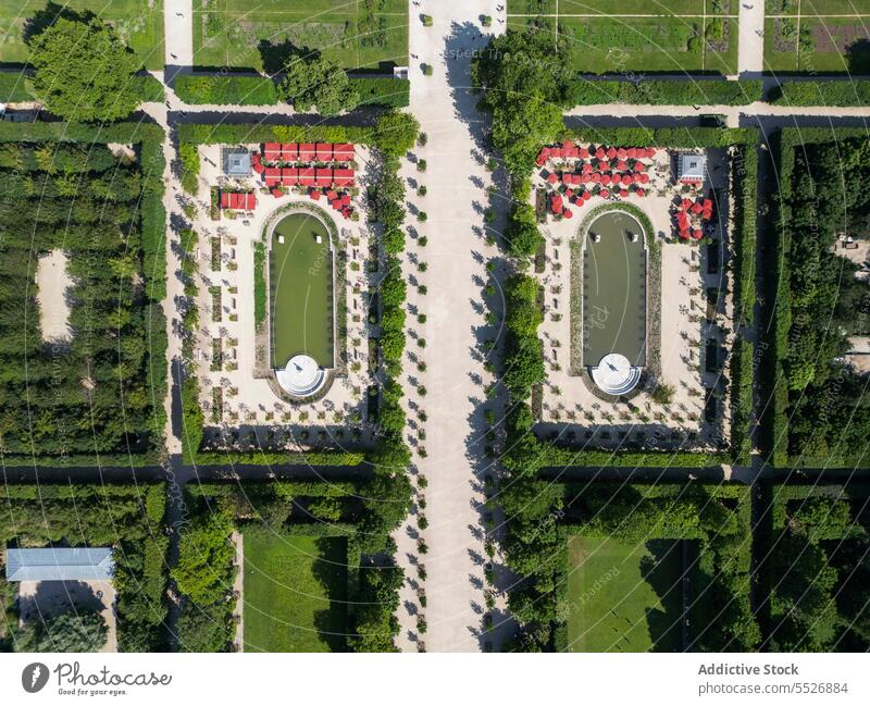 Luftlandschaft mit majestätischen Gartenbrunnen im Grünen Palast Springbrunnen Königlich Sightseeing Versailles hell Architektur Park Sommer anziehen prunkvoll