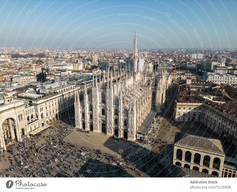 Stadt mit berühmter alter Kathedrale im Sonnenschein Stadtbild Basilika katholisch Wahrzeichen Sightseeing Mailand Tourismus Großstadt reisen historisch Italien