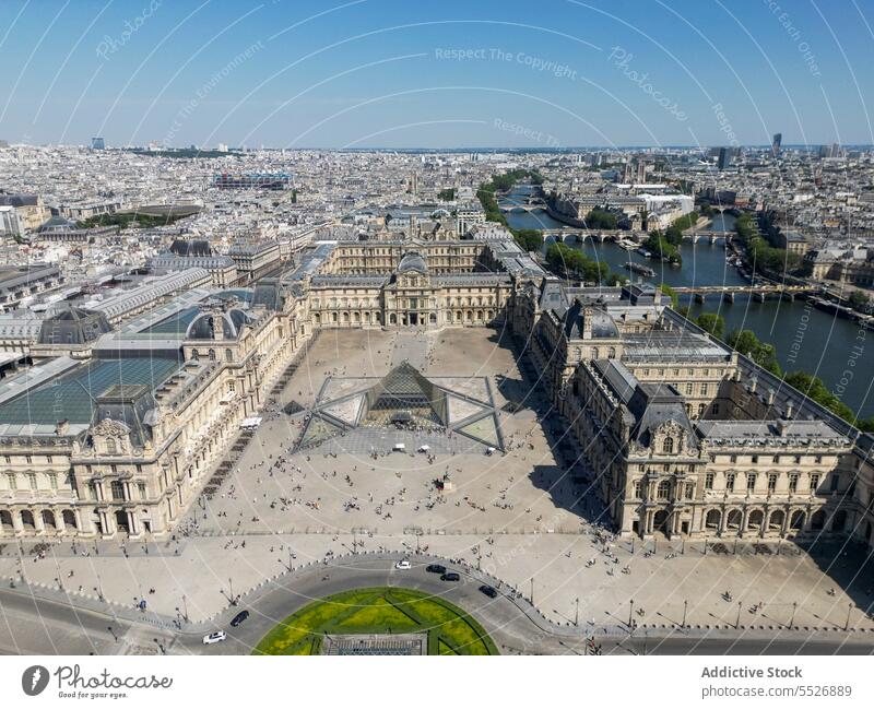 Blick auf das alte Museum in der Stadt im Sommer Louvre Stadtbild Kultur Tourismus Wahrzeichen Sightseeing Kunst reisen Architektur anziehen Ausflugsziel
