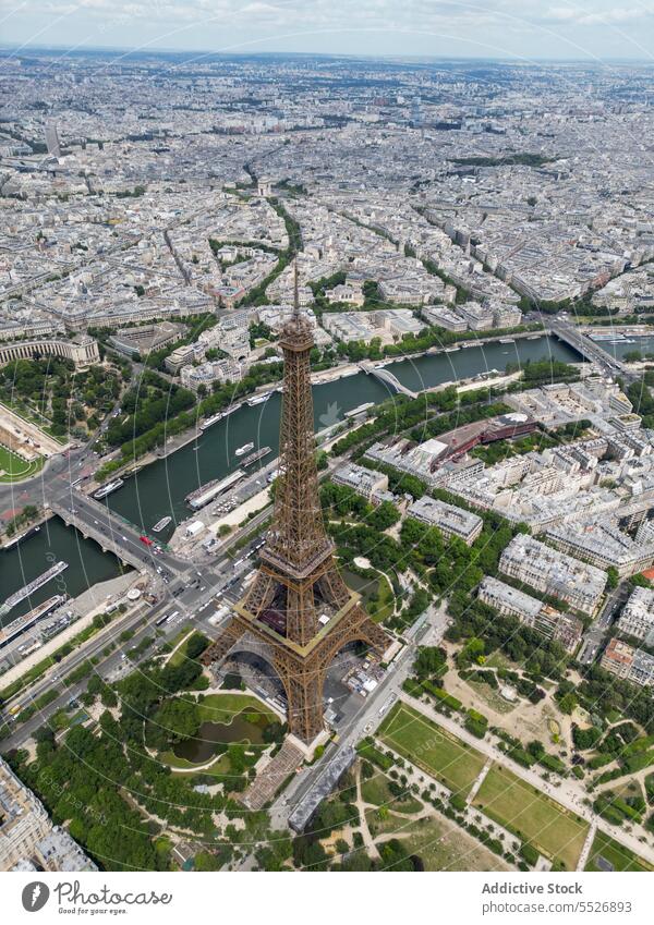 Der berühmte Eiffelturm an einem bewölkten Tag Tour d'Eiffel Stadtbild Paris Wahrzeichen Sightseeing Fluss Tourismus reisen anziehen Ausflugsziel Großstadt
