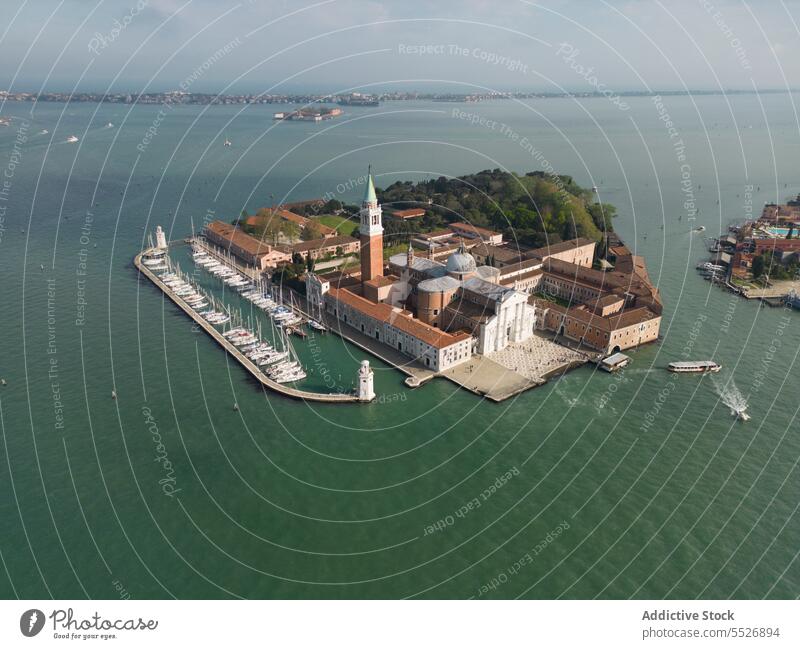 Drohne Blick auf Meer Insel Boote und Kirche mit Turm MEER reisen Urlaub Sommer Architektur wolkig Meereslandschaft Gebäude blau Ufer Großstadt malerisch