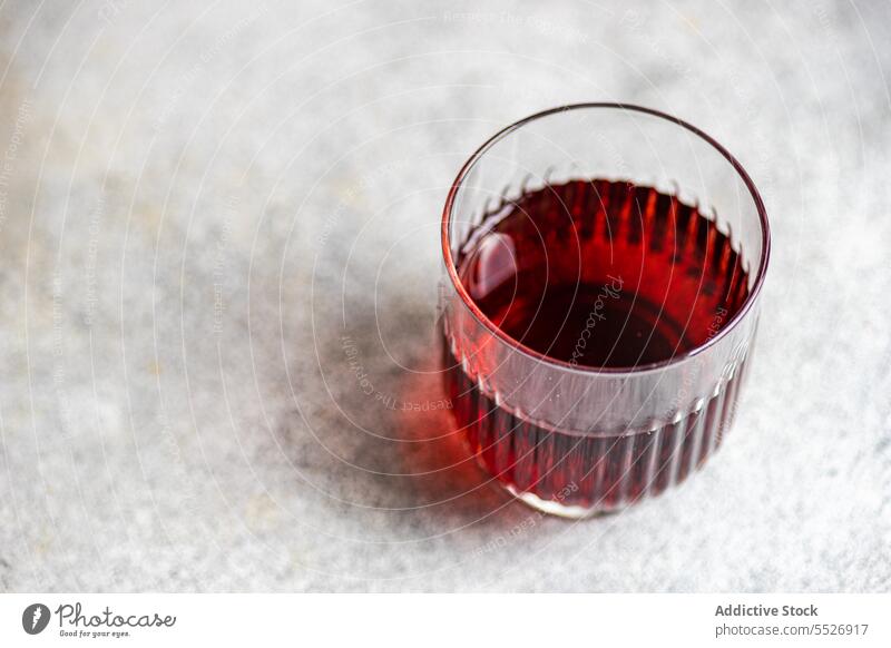 Von oben Glas mit Saperavi Rotwein saperavi Georgien Alkohol Getränk Cocktail dienen trinken Aperitif Schnaps durchsichtig liquide Weinglas Glaswaren Kristalle