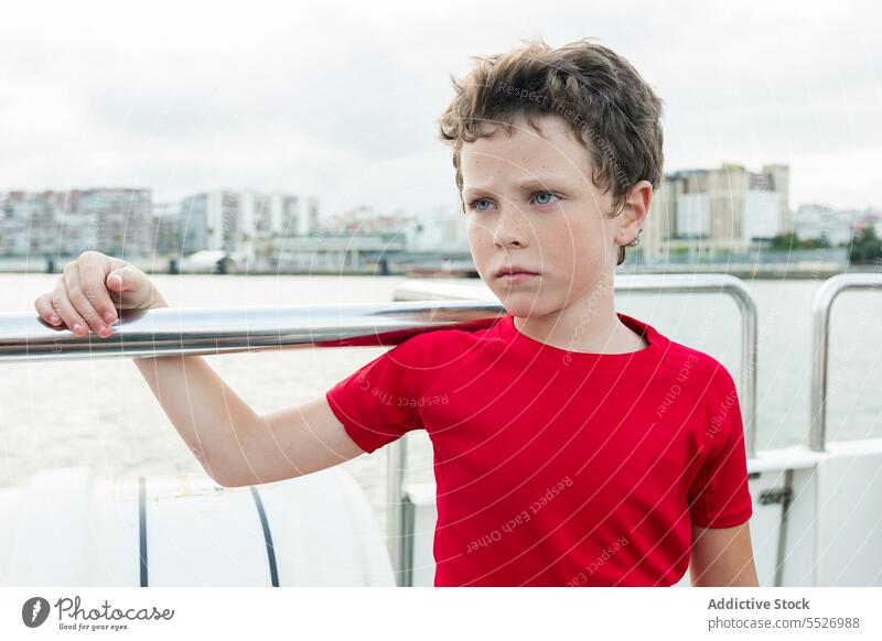 Nachdenklicher Junge auf Boot im Meerwasser MEER Wasser Schiff Schwimmer Kind Jacht genießen Urlaub Segelboot marin Kindheit nachdenklich tagsüber