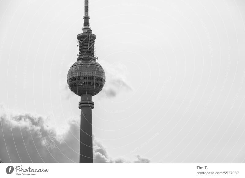 Fernsehturm Berlin S/W Herbst s/w Mitte Wolken Stadt Außenaufnahme Stadtzentrum Hauptstadt Tag Architektur Menschenleer Bauwerk Schwarzweißfoto Gebäude bnw