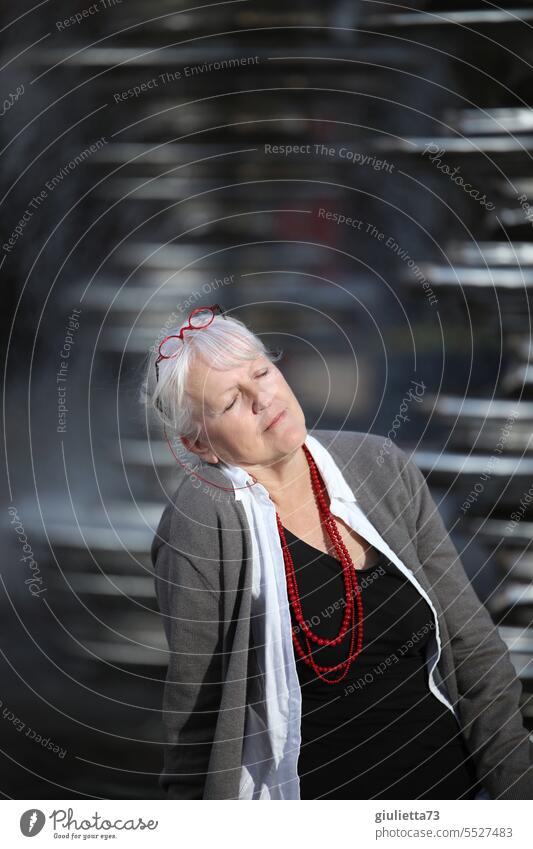Auszeit vom Alltag, attraktive Seniorin sitzt in der Stadt und genießt entspannt die Sonne Porträt Frau Erwachsene Mensch grauhaarig weißhaarig