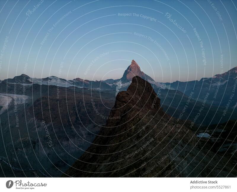 Neblige Gipfel in düsterem Gebirge Berge u. Gebirge Tal Himmel Felsen Abend Kamm rau ruhig felsig Natur Schweiz Matterhorn malerisch Dämmerung friedlich