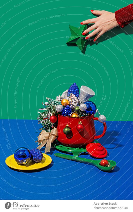 Weihnachtlich gedeckter Tisch mit Topf und Ornamenten Weihnachten Konzept konzeptionell künstlerisch kreativ modern Dekor farbenfroh visuell vorbereiten Koch