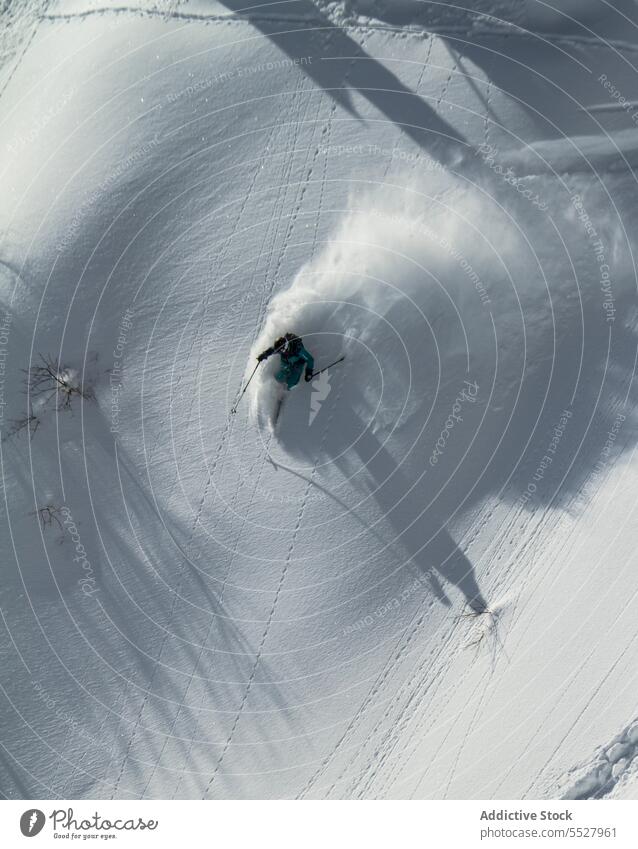 Anonymer Mann beim Skifahren an einem Wintertag Mitfahrgelegenheit Schnee Resort extrem Oberbekleidung kalt Sport Urlaub Lifestyle Erholung Frost männlich cool
