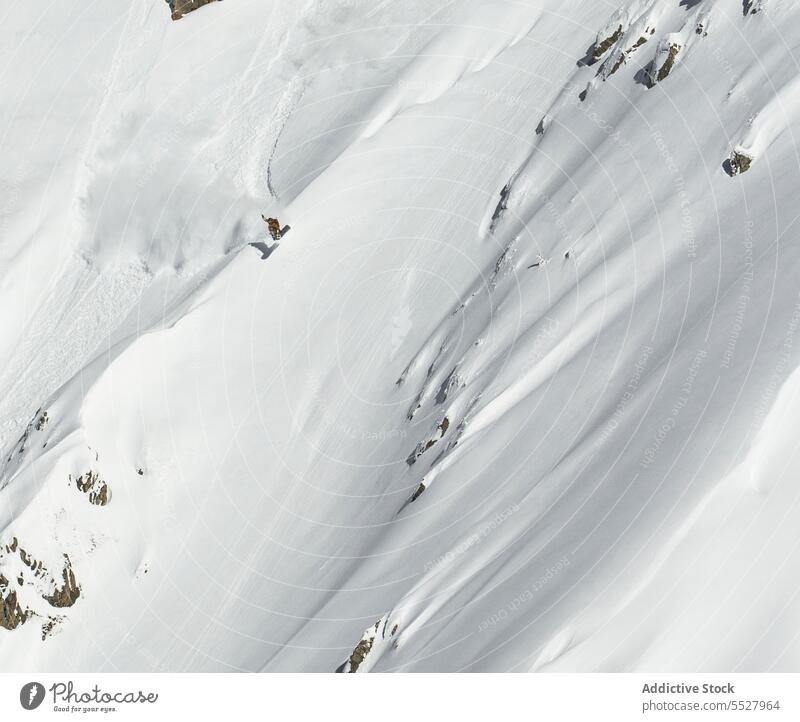 Snowboard fahrende Person auf einem Hügel Snowboarding Sliden Reiten Sportler Winter weiß Ansicht kalt frostig Schnee Natur reisen Berge Tourismus Abenteuer