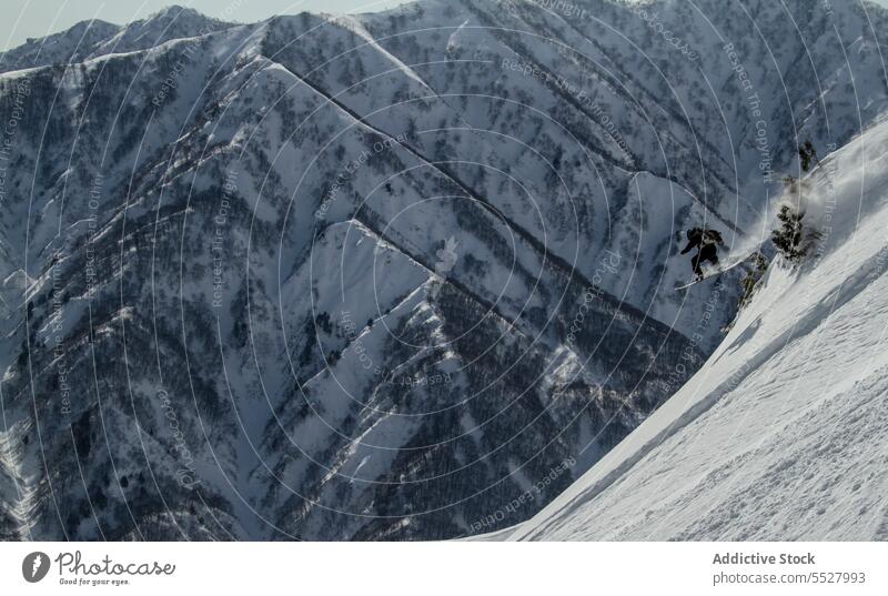 Snowboard fahrende Person auf einem Hügel Snowboarding Sliden Reiten Sportler Winter weiß Ansicht kalt frostig Schnee Natur reisen Berge Tourismus Abenteuer