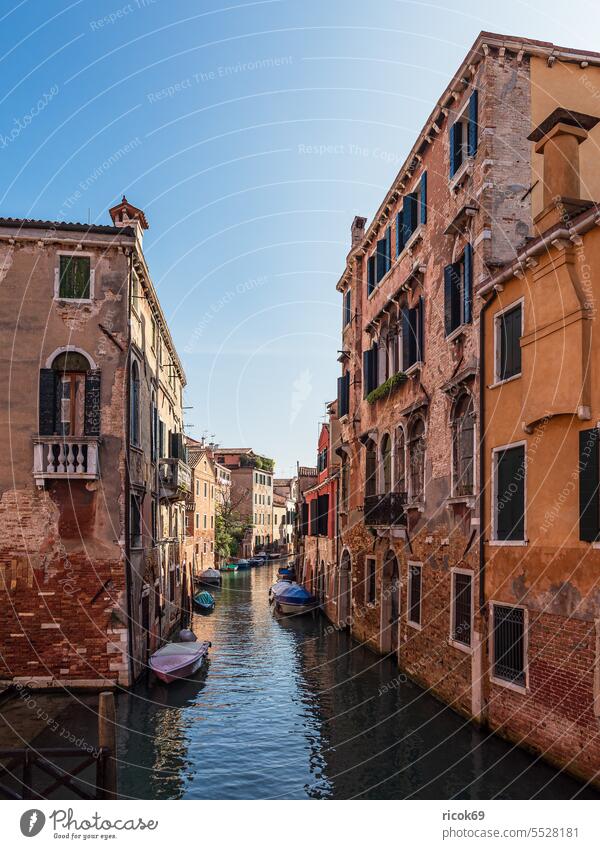 Blick auf historische Gebäude in Venedig, Italien Stadt Kanal Architektur Haus Fassade Fenster Boot Wasser Sehenswürdigkeit alt Altstadt centro storico Venetien